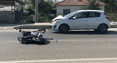 Otomobilin çarptığı motosikletin sürücüsü ağır yaralandı