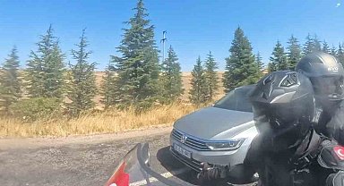 Otomobilin motosikleti sağından tehlikeli geçişi kask kamerasına yansıdı