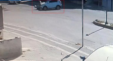 Otomobilin motosikletle çarpışma anı kamerada