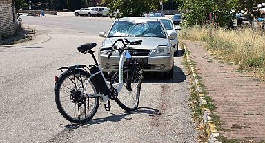 Otomobille çarpışan bisikletli ağır yaralandı