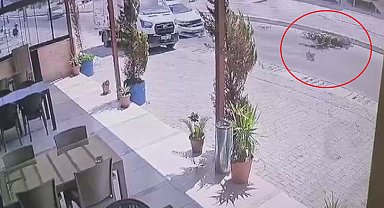 Otomobille çarpışan motosikletlinin havada takla attığı anlar kamerada