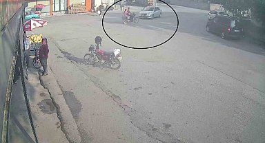 Otomobille çarpışan motosikletteki 2 kişi yaralandı