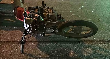 Otomobille çarpışan plakasız motosikletteki iki şahıs toparlayarak kaçtı