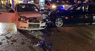 Otomobiller kafa kafaya çarpıştı: 2 yaralı