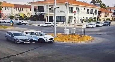 Otomobiller kavşakta çarpıştı, kaza anı güvenlik kamerasına yansıdı:1 yaralı