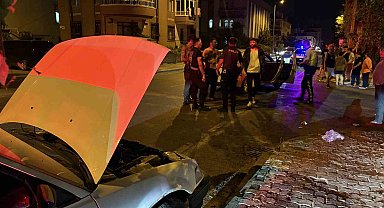 Otomobillerin çarpıştığı kazada sürücülerden biri firar etti: 1'i çocuk, 2 yaralı