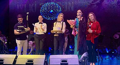 Öykü Gürman'dan Bodrum'da unutulmaz konser, sahnede doğum günü sürprizi