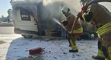 Patlamaların yaşandığı minibüs alevlere teslim oldu