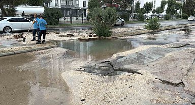 Patlayan su hattı yolu çökertti: Otomobil çukura düştü