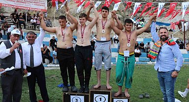 Pehlivanlı'da pehlivanlar kıyasıya güreşti