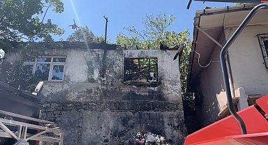 Pendik'te metruk ev yangını yan binaya sıçradı