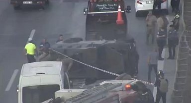 Pendik'te zincirleme kazaya karışan polis aracı takla attı: 3 yaralı
