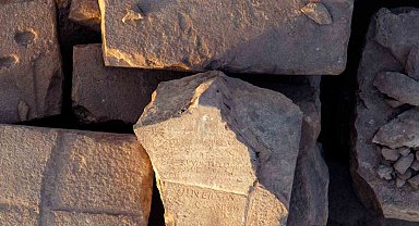 Piramitlerin zirvesinde turistlerin kazıdığı yazılar ortaya çıktı