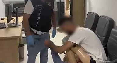 Protez bacağından uyuşturucu çıktı: 830 gram metamfetamin ele geçirildi