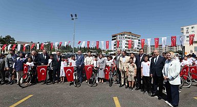 "Camini Bul Takımını Kur" futbol turnuvasına katılan öğrencilere bisiklet hediye edildi