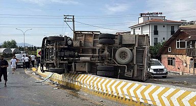 Rampadan inerken kontrolden çıkan kamyon bariyere çarpıp yan yattı