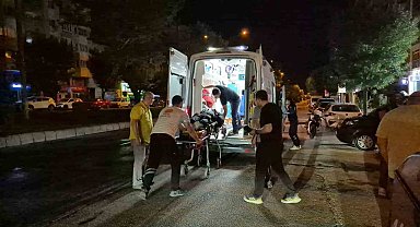 Refüj sulaması sebebiyle ıslanan yolda motosikleti devrilen kurye yaralandı