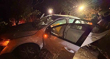 Refüje uçan otomobildeki 3 kişi yaralandı