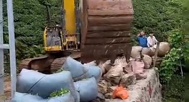 Rize'de iş makinesiyle 'çay taşıma operasyonu'