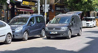Şair Fuzuli Caddesi çift sıra parktan kurtulamıyor
