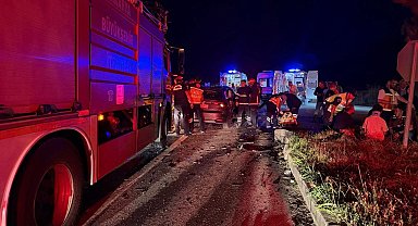 Sakarya'da iki otomobilin çarpıştığı kazada 5 kişi yaralandı