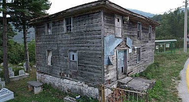 Saman ve toprak sıvalı, el boyaması 78 yıllık ahşap cami zamana yenik düşüyor