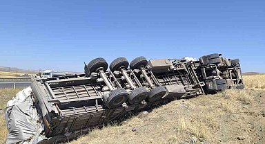 Saman yüklü tır devrildi, yaralı şoför kendi imkanlarıyla araçtan çıktı