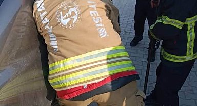 Samandağ'da araçta kilitli kalan çocuk kurtarıldı
