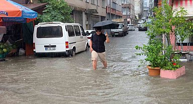 Samsun sağanağa teslim: Canik'te yollar göle döndü