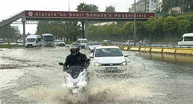 Samsun'da sağanak: Yollar göle döndü