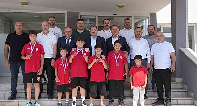 Samsunlu minik güreşçilerden Türkiye dereceleri