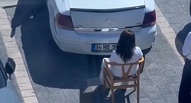 Sandalyeye oturarak kadın sürücünün park etmesini engelledi