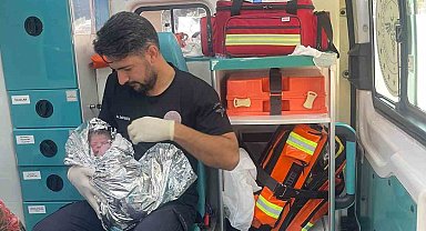 Şanlıurfa'da 112 ekiplerinden araç içerisinde başarılı doğum müdahalesi
