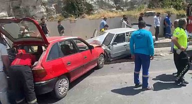 Şanlıurfa'da iki otomobil kafa kafaya çarpıştı: 3 yaralı