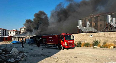 Şantiye alanındaki konteynerlerde yangın