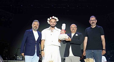 Sarımsak festivalinde sahne alan Sefo, binlerce vatandaşa unutulmaz bir gece yaşattı