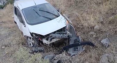 Sason'da hafif ticari araç takla attı: 1 yaralı