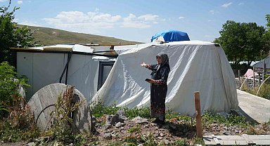 Satın aldıkları prefabrik evin önce çatısı damlattı, sonra tamamen çöktü