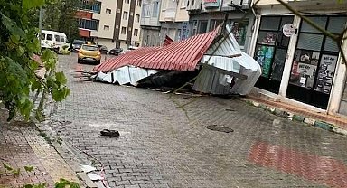 Şavşat'ta fırtınada uçan çatı aracın üzerine düştü