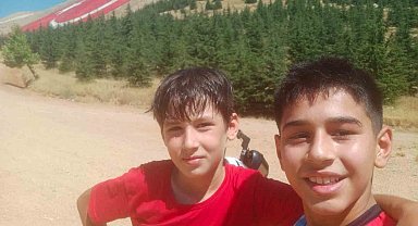 Scooterlarını bayrak sevgisi için sürdüler, zirvede dünyanın en büyük ay yıldızıyla buluştular
