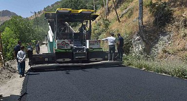 Şemdinli ve Derecik'te asfalt çalışmaları sürüyor