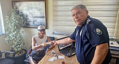 Serik'te zabıta ekipleri buldukları kayıp çantayı sahibine teslim etti