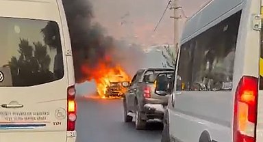 Seyir halinde alev alan araç demir yığınına döndü
