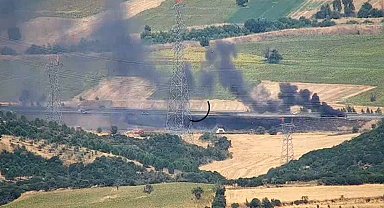 Seyir halindeki araç alev aldı, yangın otluk alana sıçradı