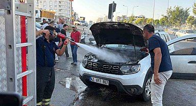 Seyir halindeki araç alev alev yandı