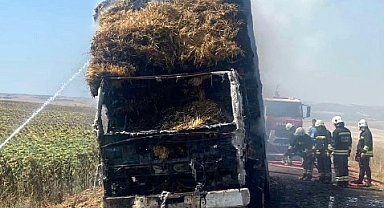 Seyir halindeki balya yüklü kamyon alev alev yandı