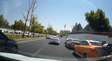 Seyir halindeki motosikletin fren yapan otomobile çarpması kamerada