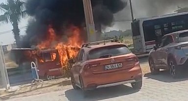 Seyir halindeki otomobil alev topuna döndü