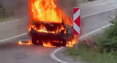Seyir halindeki otomobil alev topuna döndü