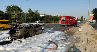 Seyir halindeyken aniden alev alan otomobildeki 4 kişi yaralandı